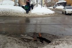 Провал на пешеходном переходе к школе не могут ликвидировать c прошлого года