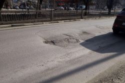 Просадки затрудняют движение по улице Рахова