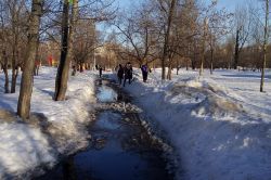 Уборка снега в Ленинском: в сквере «Победы» тротуар стал полосой препятствий