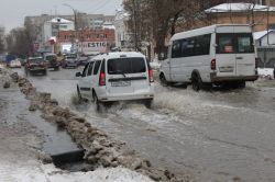 На Большой Горной затопило сквер и дорогу