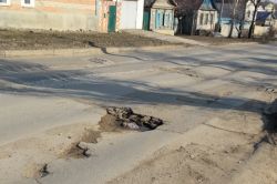 Глубокие выбоины преграждают проезд по улице Чапаева