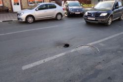 На улице Вольской провал мешает движению автомобилей