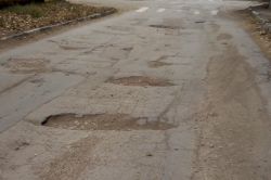 Пассажиры общественного транспорта пожаловались на разбитый участок улицы Хомяковой