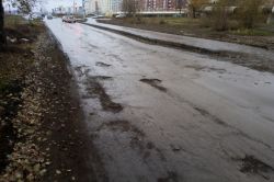 На улице Мамонтовой из асфальта торчат куски железа