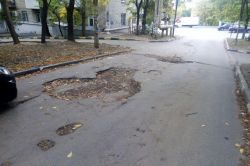 Дорога к детскому саду №226 покрыта глубокими выбоинами
