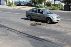 Глубокая яма затрудняет движение у остановки «Красный мост»