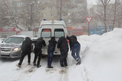 Автомобили экстренных служб застревают на подъезде к подстанции скорой помощи