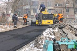 К визиту губернатора в самую морозную ночь не успели заасфальтировать двор