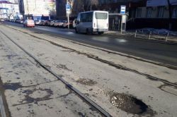 Новая выбоина появилась на пересечении улиц Танкистов и 1-й Садовой