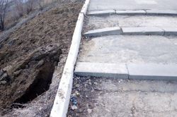 Снова образовалась промоина на Набережной Космонавтов