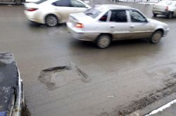 Забытый смотровой колодец мешает движению по улице Кутякова