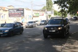 Ямы на Большой Горной продолжают мешать движению автотранспорта