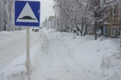 В Ершове начали расчищать тротуары от сугробов