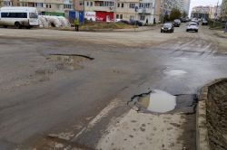 Перекресток улиц Батавина и Топольчанской заняли выбоины и просадка
