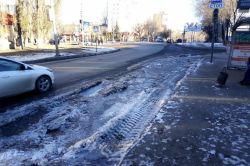 Остановку на Антонова сковало льдом