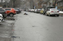На Зарубина автовладелец оставил в дорожном провале свой бампер