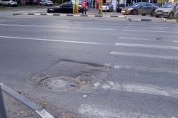 Просевшие люки затрудняют движение по улице Политехнической