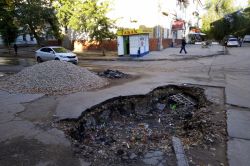 Забытый раскоп на улице Щорса опасен для пешеходов и автолюбителей