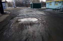 Жители Энгельса пожаловались на отсутствие дороги к детскому саду