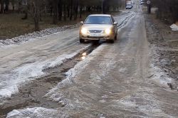 Ледяная горка образовалась на улице Уфимцева из-за коммунальной аварии