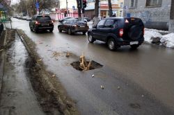 На улице Рахова разрушенный смотровой колодец забили частями деревянного поддона