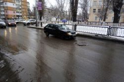 Просевший смотровой колодец затрудняет движение по улице Высокой