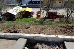 Провал на Набережной Космонавтов снова угрожает обрушением пешеходной дорожки