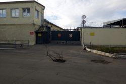 Разрушенный смотровой колодец мешает движению по улице Крайней