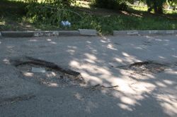 Малая дорога проспекта 50 лет Октября покрыта глубокими выбоинами