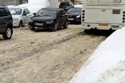 В центре Саратова из-за обледеневшей колеи развернуло автобус