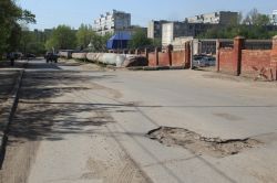 Ямы на Артиллерийской заделывают кирпичами