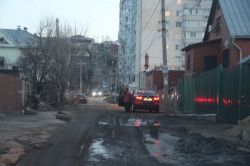 Жители многоэтажек в Октябрьском районе несколько лет добиваются дороги к своим домам