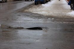 На пешеходном переходе в центре Саратова провалился асфальт