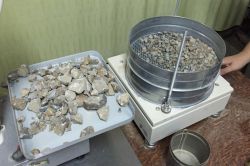 В ремонтируемых дворах Саратова выявлены проблемы со щебнем