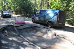 Огромный провал образовался на улице Электронной
