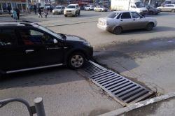 Неблагоприятные погодные условия второй месяц мешают отремонтировать дождеприемник