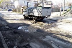 Саратовцы пожаловались на разбитую дорогу по улице Выгонной