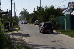 Возвышающиеся люки затрудняют движение по улице Черниговской