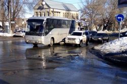Саратовцы разбивают машины в яме на Новоузенской