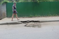 На улице Производственной обвалился тротуар