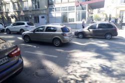 Просадка затрудняет движение по Большой Казачьей