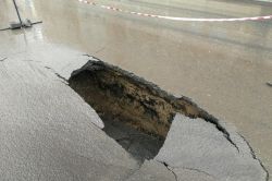 На Кутякова асфальт рухнул под землю
