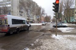 Необозначенные раскопы затрудняют движение по 2-й Садовой