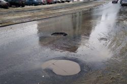 Просевшие смотровые колодцы затрудняют движение по улице Огородной