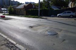 Забытый провал на Вознесенской начал зарастать травой