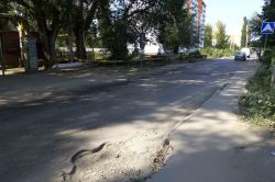 Школьники вынуждены идти по провалившемуся тротуару у 103-й школы