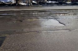 Ямы на Огородной активно разрастаются под талыми весенними водами