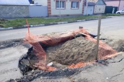 Ограждение коммунального раскопа на 1-й Садовой упало в котлован
