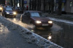 На Пономарева затопило дворы, парк и дорогу