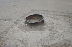 Водители рискуют пробить колеса о торчащую из дороги трубу